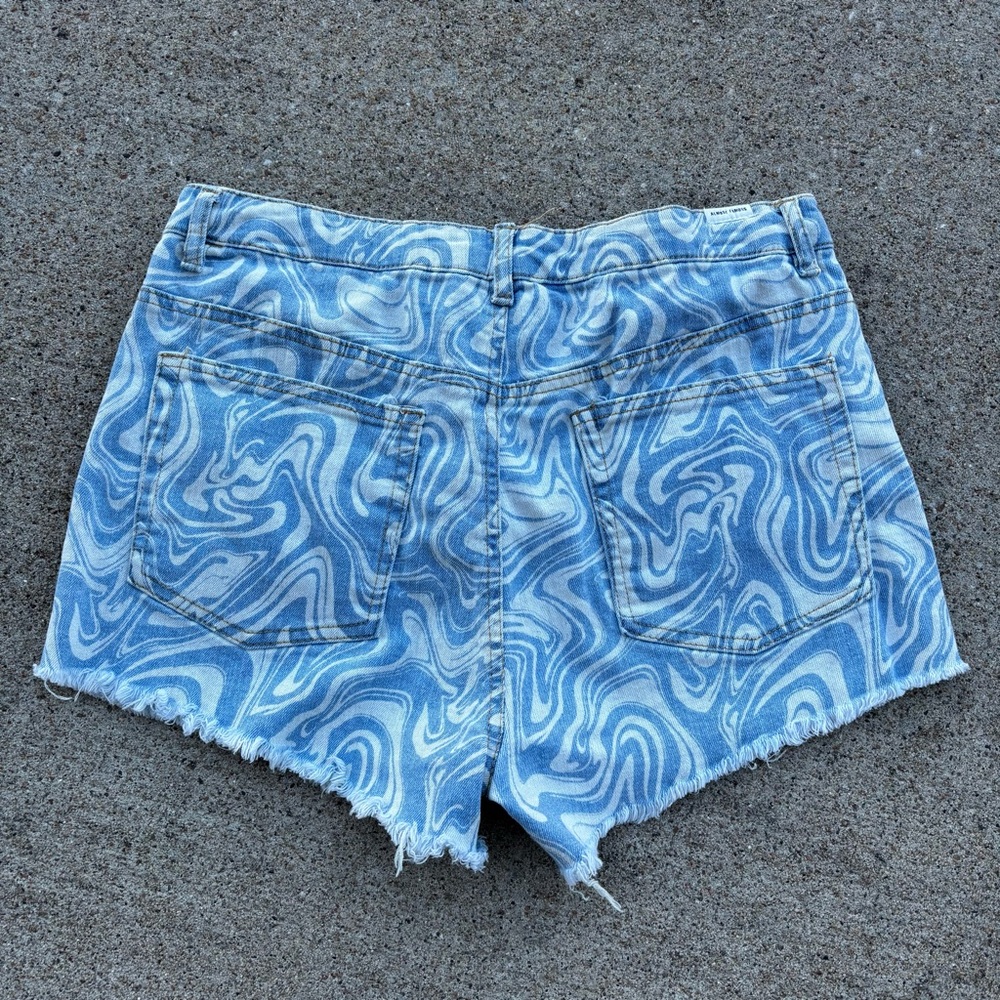 Almost Famous Blue Swirl Jean Shorts - Picture 4 of 4